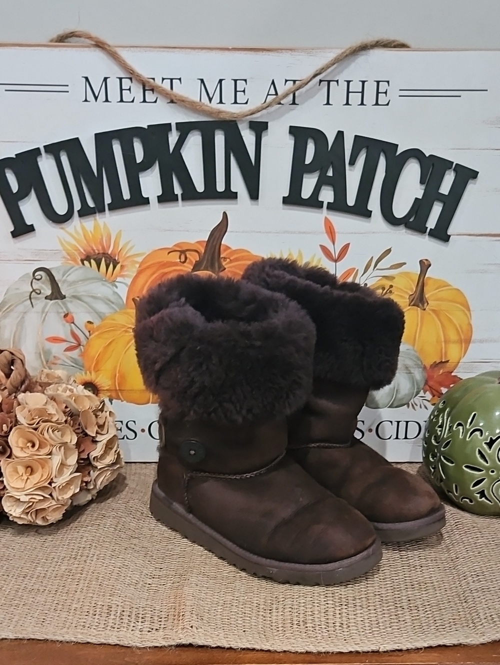UGG Bailey Button Dark Brown Shearling Cuff Boots. Euc Size 4